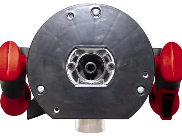 Pohled zespodu na horní frézku Einhell TE-RO 1255 E s kulatou plastovou vložkou pro ochranu obrobku.