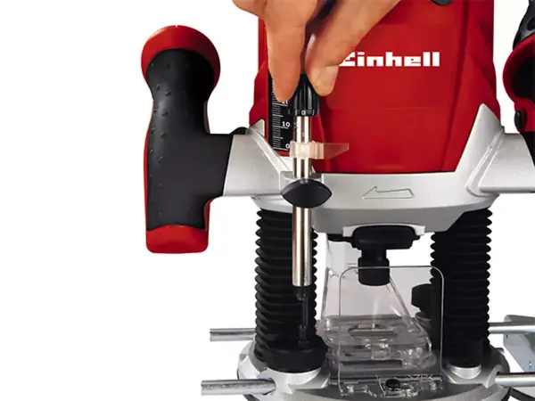 Horní frézka Einhell TE-RO 1255 E zepředu s viditelným nastavením hloubky frézování a paralelním dorazem.