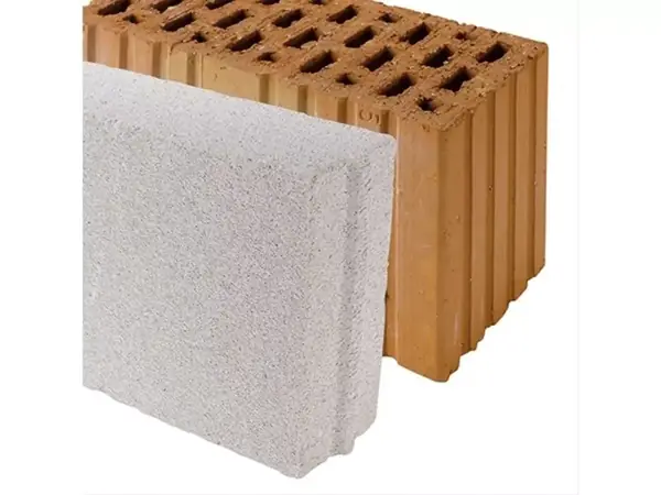 Ilustrační obrázek použití drážkovací frézky TC-MA 1300 na cihle s vloženým kabelem.