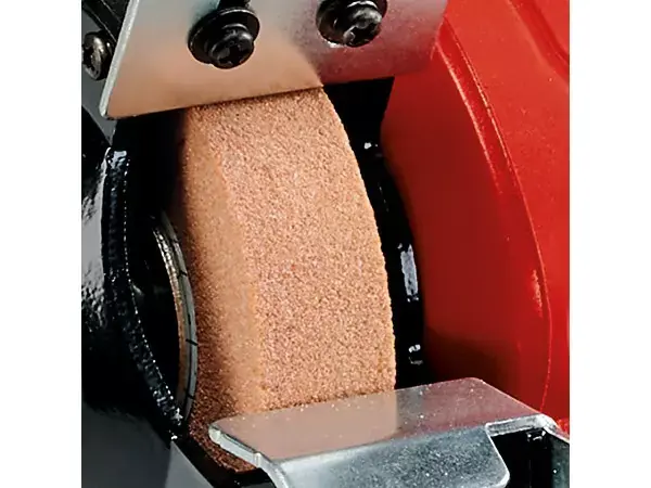 Detail brusného pásu na dvoukotoučové brusce Einhell TC-XG 75 Kit.