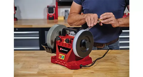 Mokrá bruska Einhell TC-WG 200 v provozu s rotujícím kotoučem a nádržkou na vodu.