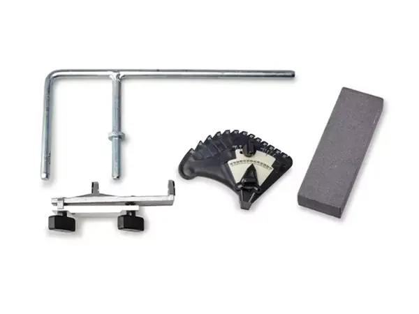 Příslušenství pro mokrou brusku Einhell TC-WG 200: držák, obtahovací kámen a úhlová šablona.