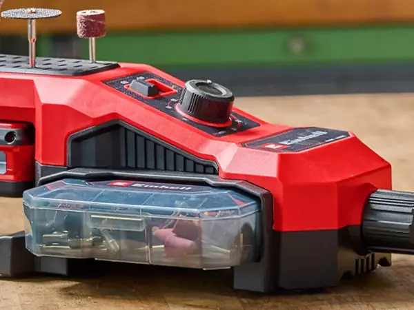 Boční detailní pohled na akumulátorový brusný a gravírovací nástroj Einhell TE-MT 18/34 Li s otočným knoflíkem pro nastavení otáček a schránkou na příslušenství.