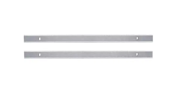 Zwei gerade Ersatz-Hobelmesser aus Metall mit Schraublöchern, nebeneinander auf weißem Hintergrund.