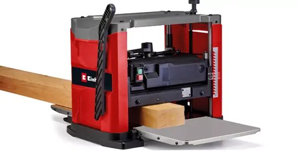 Die stationäre Hobelmaschine Einhell TE-SP 330 auf weißem Hintergrund mit eingezogenem Holzbrett.