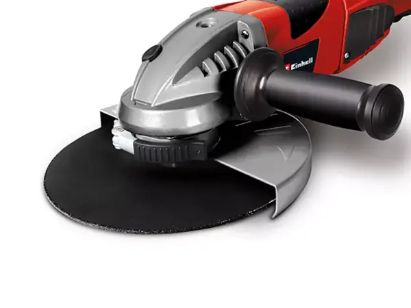 Úhlová bruska Einhell TE-AG 230/2000 s nasazeným ochranným krytem kotouče a boční rukojetí na bílém pozadí.
