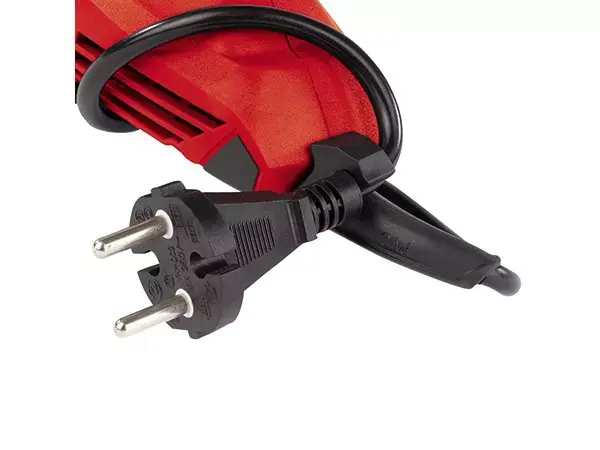Kabelclip des Einhell Winkelschleifers TE-AG 115 mit aufgewickeltem Netzkabel und Stecker.