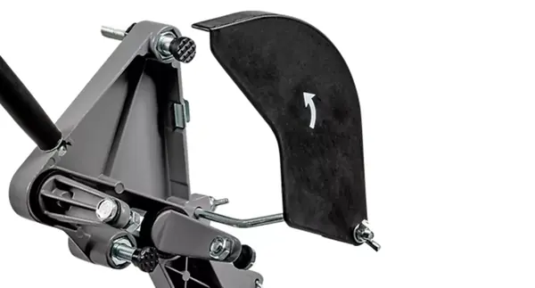 Nastavitelná ochrana proti jiskrám na stojanu Einhell TS 115/125 s šipkovým označením pro nastavení.