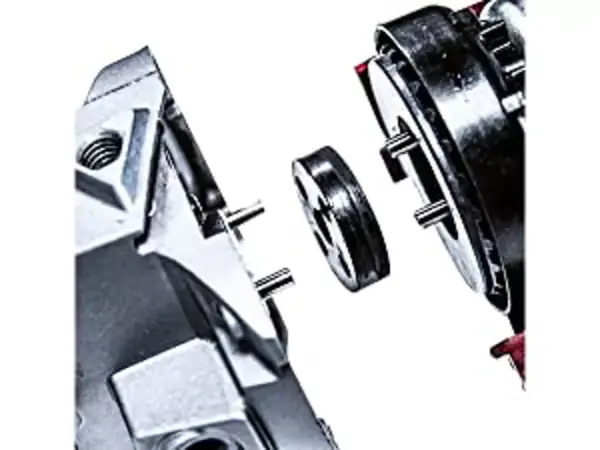 Detailní záběr hliníkového převodového pouzdra s odděleným motorem.