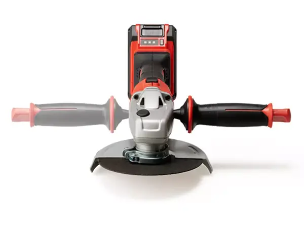 Ein Mann trennt mit dem Einhell Akku-Winkelschleifer AXXIO 18/150 ein Metallstück, Funken sprühen nach rechts.