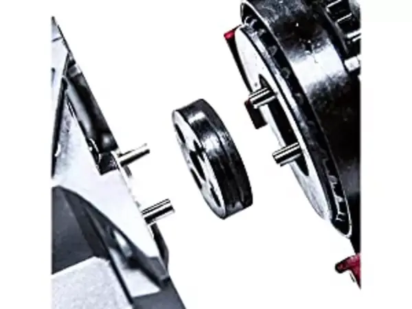 Detailní záběr na hliníkové převodové pouzdro s odděleným motorem.