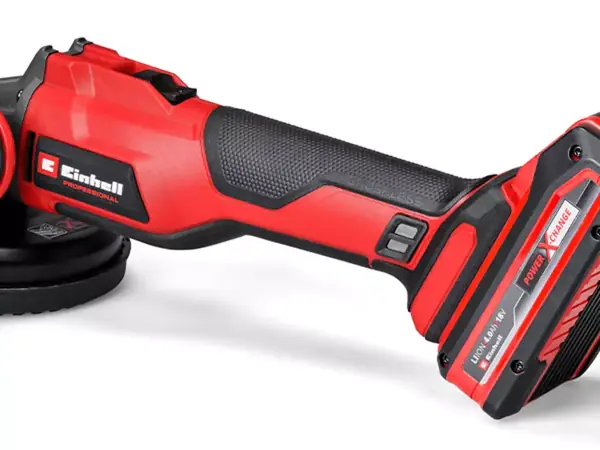 Schrägansicht des Akku-Winkelschleifers AXXIO 18/125 Q mit montiertem Akku.