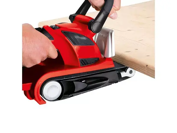 Pásová bruska Einhell TE-BS 8540 E při broušení u okraje obrobku.