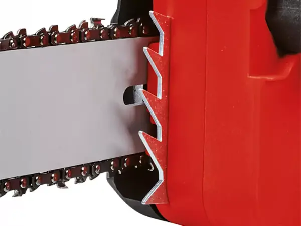 Die Einhell Elektro-Kettensäge GC-EC 2040 mit stabilem Metall-Krallenanschlag an der Sägeschiene.