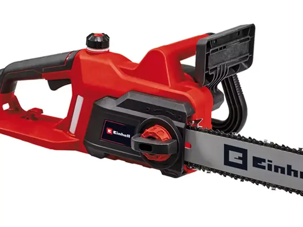 Die Einhell Elektro-Kettensäge GC-EC 2040 mit robustem Metallgetriebe und seitlichem Kettenraddeckel.