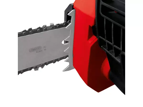 Robustní kovový opěrný hrot elektrické řetězové pily Einhell GE-EC 2240 na bílém pozadí