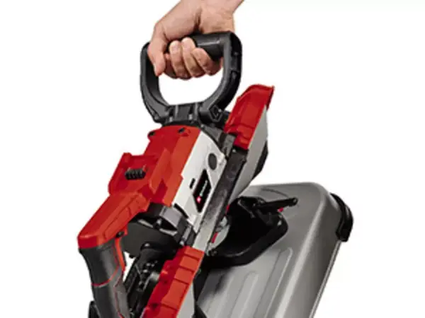 Die Einhell Akku-Bandsäge TE-MB 18/127 U Li mit verstellbarem Handgriff, der von zwei Händen justiert wird