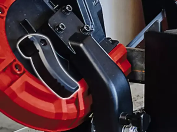 Nahaufnahme des Schnellspannhebels für einen einfachen Wechsel des Sägebands.