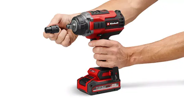 Muž zasouvá adaptér na bity do aku rázového utahováku Einhell IMPAXXO 18/450 .