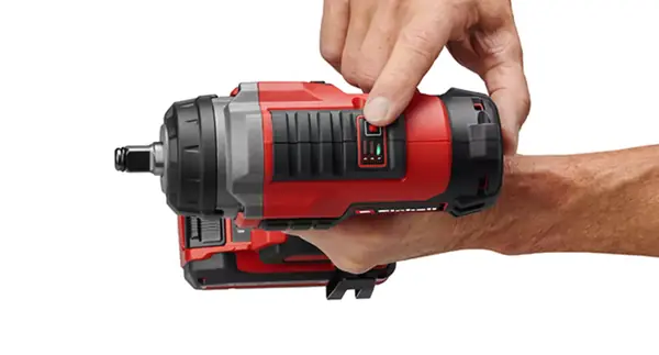 Prst ukazuje na tlačítko pro výběr jednoho ze tří nastavení točivého momentu na aku rázovém utahováku IMPAXXO 18/450.