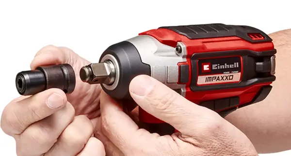 Bit-adaptér je zasazován do rázového utahováku Einhell IMPAXXO 18/230