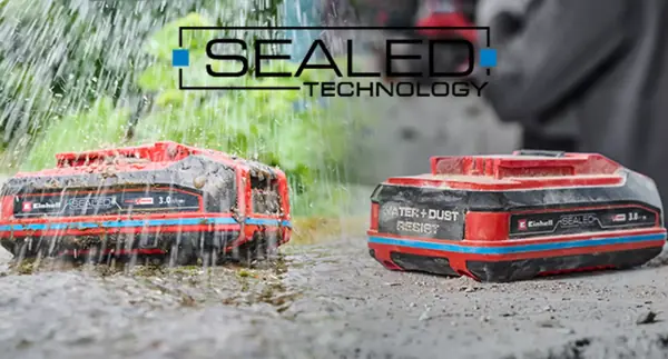 Einhell Power X-Change SEALED akkumulátorral készült, osztott kép – balra zuhogó esőben, jobbra porban. Felette a „SEALED-TECHNOLÓGIA” felirat áll.