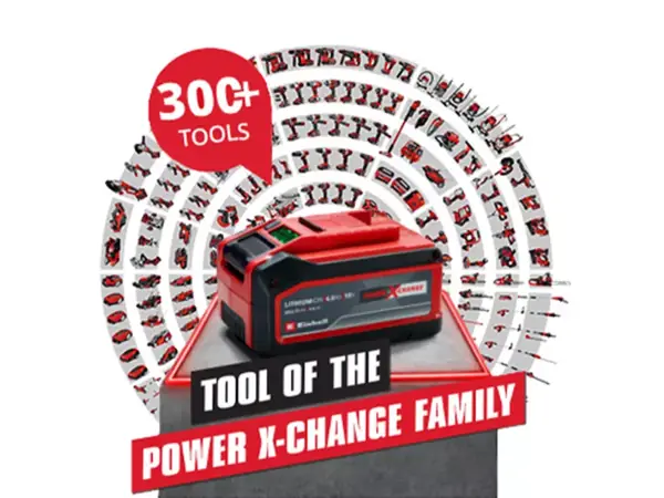 Akumulátor Einhell Power X-Change stojí na podstavci, v pozadí jsou vyobrazeny různé kompatibilní nástroje jako malé obrázky. Pod tím nápis „Tool of the Power X-Change Family“.