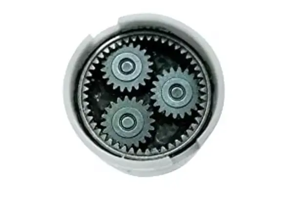 Zobrazení kovové převodovky se třemi viditelnými ozubenými koly jako symbol robustního vnitřního mechanismu.