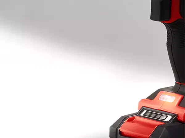 Svítící LED na spodní části aku příklepového šroubováku osvětluje pracovní prostor.