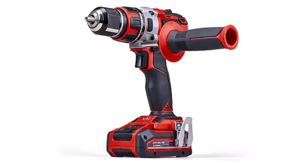 Einhell Akku-Bohrschrauber TP-CD 18/80 Li BL mit Zusatzhandgriff und eingesetztem 4,0 Ah Akku in seitlicher Ansicht.