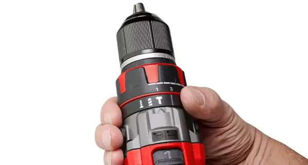 Jedna ruka nastavuje na akumulátorovém příklepovém šroubováku Einhell pracovní režim.