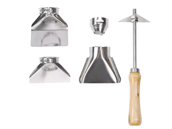 Příslušenství horkovzdušné pistole Einhell TH-HA 2000/1 s nástavci a škrabkou na bílém pozadí.