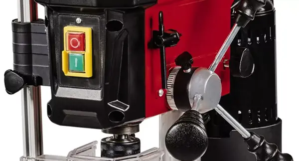 Vypínač a gumové ovládací kolo stolní vrtačky Einhell TC-BD 450 na bílém pozadí.