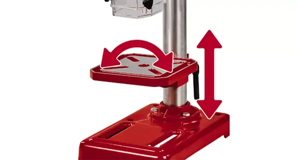 Výškově nastavitelný vrtný stůl stolní vrtačky Einhell TC-BD 450 se šipkou na bílém pozadí.