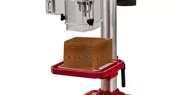 Stolní vrtačka Einhell TC-BD 450 s vrtným stolem, vhodná pro velké obrobky, na bílém pozadí.
