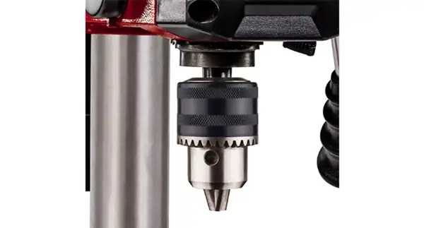 Upínání B16 stolní vrtačky Einhell TC-BD 450 s vloženým vrtákem na bílém pozadí.