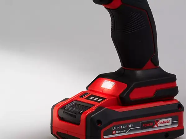 Detailní záběr spodní části rukojeti aku pistole na kartuše Einhell TE-SG 18/10 s vloženým akumulátorem Power X-Change.