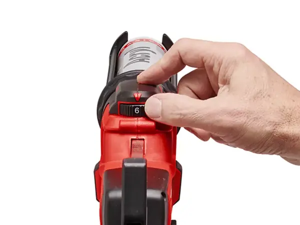 Prst otáčí ovládacím kolečkem pro nastavení rychlosti vytlačování na aku pistoli na kartuše Einhell.