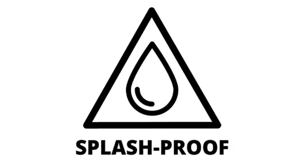 Symbol für Spritzwasserschutz: schwarzer Tropfen in einem Dreieck mit dem Text „SPLASH-PROOF“.