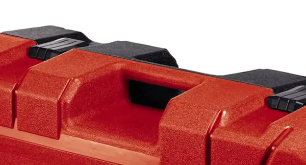 Integrierter Tragegriff des Einhell Koffers E-Box L70/35 mit zwei schwarzen Verschlüssen am Gehäuse.