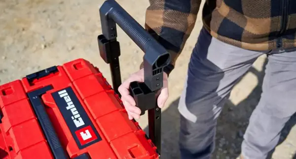 Distanční prvek na rukojeti kufru Einhell E-Case L with wheels chrání ruku před přiskřípnutím.