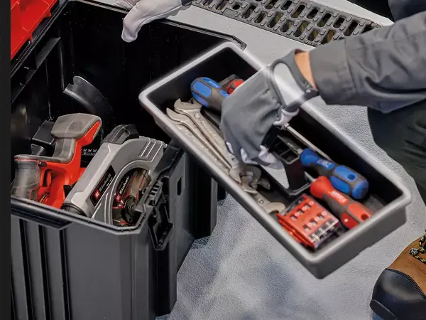 Pohled do systémového kufru Einhell E-Case M s nářadím a vyjímatelnou vnitřní vložkou.