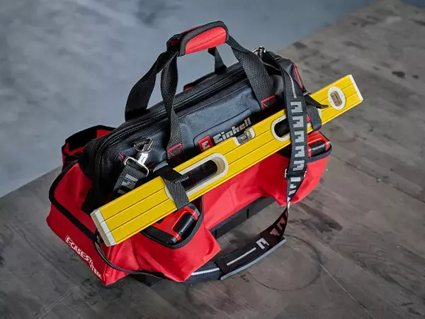 Taška Einhell E-Case je naplněna nářadím, jako je vodováha, kleště a šroubovák.