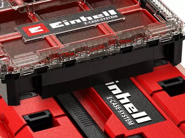 Pohled shora na kufr E-Case se zásuvkami s připojeným organizérem na víku.