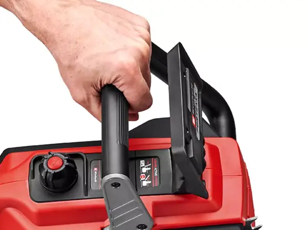 Ochrana proti zpětnému rázu se symbolem STOP na aku řetězové pile Einhell FORTEXXA 18/30 pro větší bezpečnost.