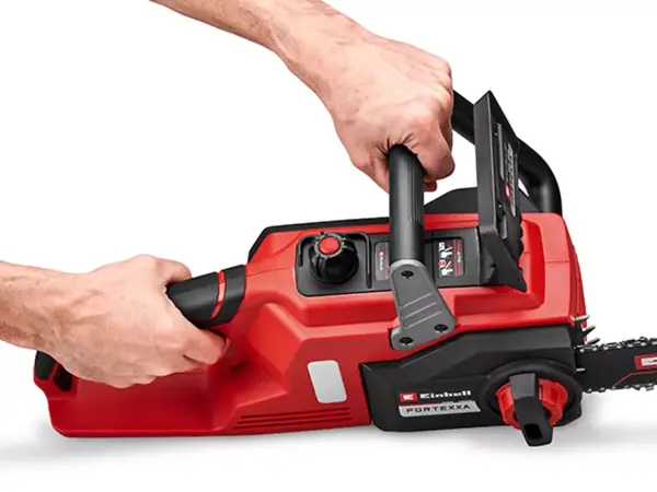 Ergonomická rukojeť s měkkým úchopem na aku řetězové pile Einhell FORTEXXA 18/30 pro bezpečné a pohodlné ovládání.