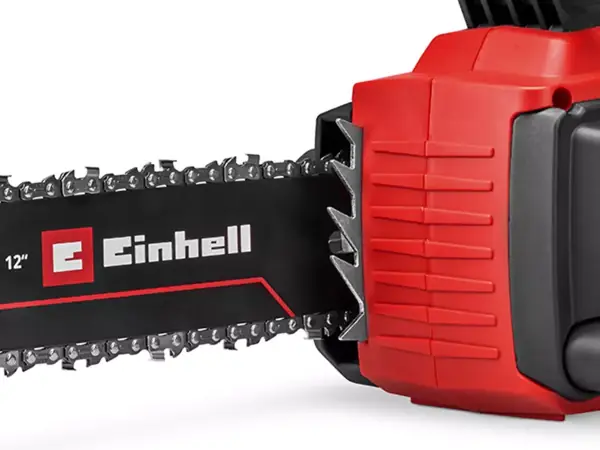 Kovová drážka na aku řetězové pile Einhell FORTEXXA 18/30 zajišťuje pevné uchopení dřeva během řezání.