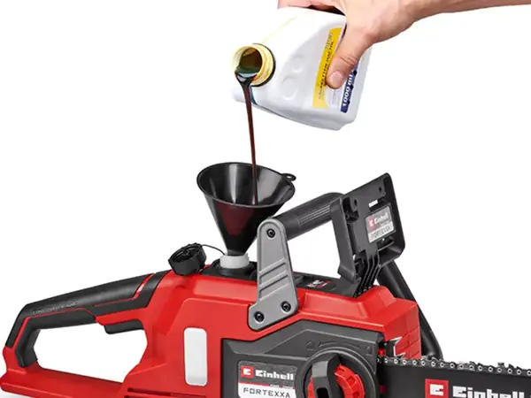 Okénko pro kontrolu hladiny oleje na aku řetězové pile Einhell FORTEXXA 18/30 pro snadné sledování hladiny oleje.
