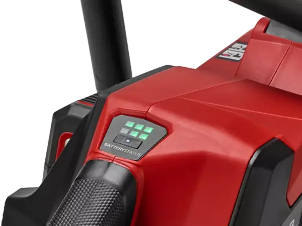 Detailní záběr rukojeti aku řetězové pily Einhell GP-LC 36/40 Li BL-Solo s kontrolní indikací.