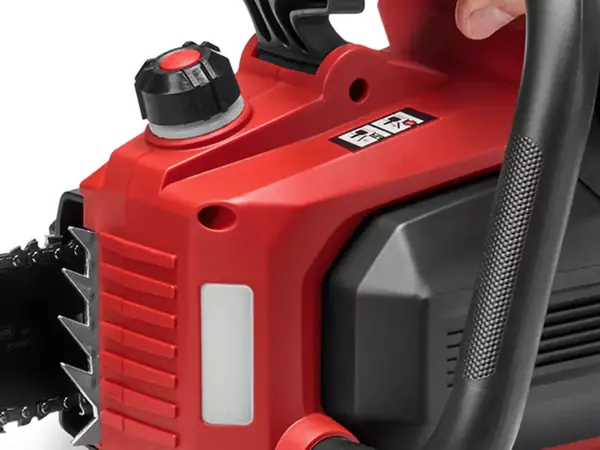 Aku řetězová pila Einhell GP-LC 36/40 Li BL-Solo na bílém pozadí, pohled z boku od víka nádrže.